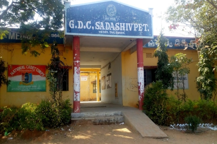https://cache.careers360.mobi/media/colleges/social-media/media-gallery/23011/2018/11/12/Campus View of Government Degree College Sadasivpet_Campus-View.jpg
